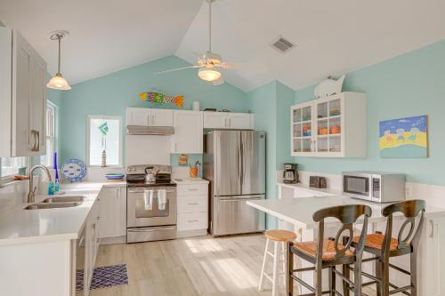 Updated Galveston Home with Deck - 150 Ft to Beach! - image 14