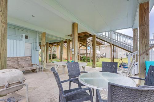 Updated Galveston Home with Deck - 150 Ft to Beach! - image 11