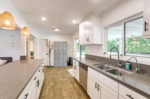 Chic Cathedral City Getaway with Pool and Airstream in Cathedral City, USA
