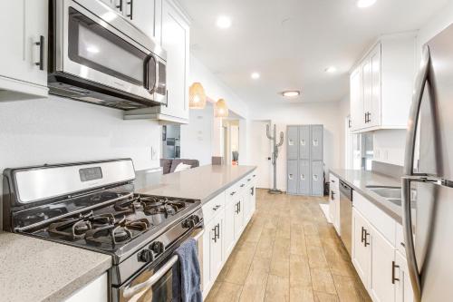 Chic Cathedral City Getaway with Pool and Airstream in Cathedral City, USA