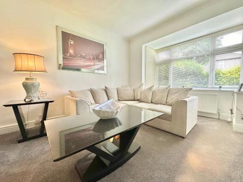 Long Term Comfort - Modern 3BR Retreat with Free Parking & WiFi gîte à louer Brimsdown Station