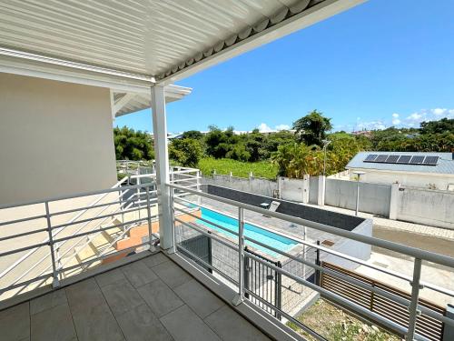 L'Émeraude : Jacuzzi privée, Vue Piscine, Jardin - Location, gîte - Baie-Mahault