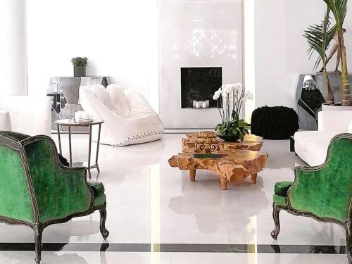 Elegant 1BR Suite with Superb View - image 4