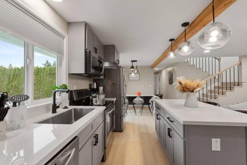 Joyful Kirkland Home, Near Beach, Hot Tub & AC