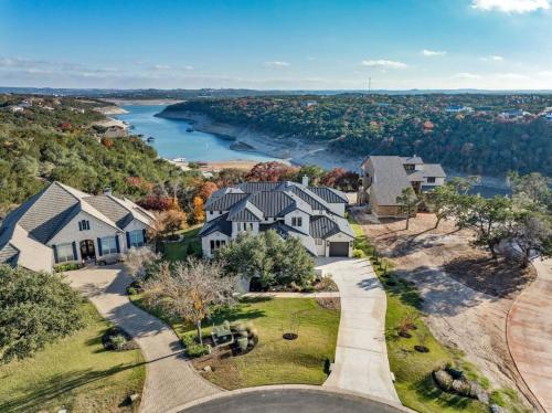 Lone Star Luxe Luxury Getaway On Lake Travis in Jonestown (TX)