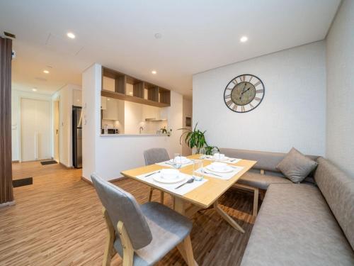 LUXFolio Retreats - Iconic Burj Khalifa View - image 2