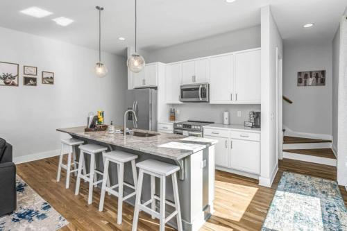 East Nashville Townhome 5min to Grand Ole Opry! Rooftop Deck, Grill, TV and Golf in Nashville, USA
