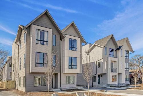 East Nashville Townhome 5min to Grand Ole Opry! Rooftop Deck, Grill, TV and Golf in Nashville, USA