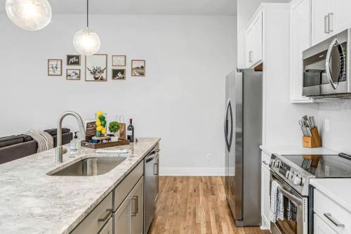 East Nashville Townhome 5min to Grand Ole Opry! Rooftop Deck, Grill, TV and Golf in Nashville, USA