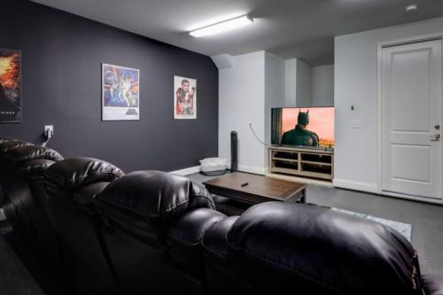 WeHo Nashville Home, Geodis Park, Private Movie Theater! 10min to Broadway! Sleeps 10! in Nashville, USA