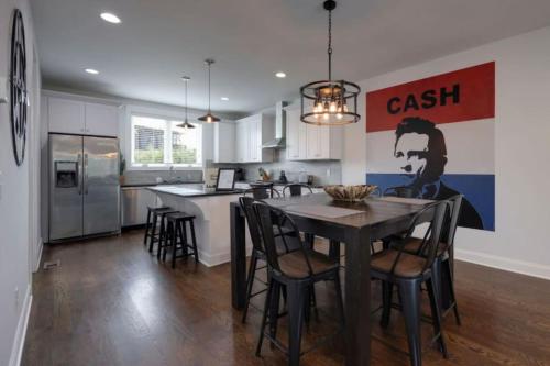 WeHo Nashville Home, Geodis Park, Private Movie Theater! 10min to Broadway! Sleeps 10! in Nashville, USA