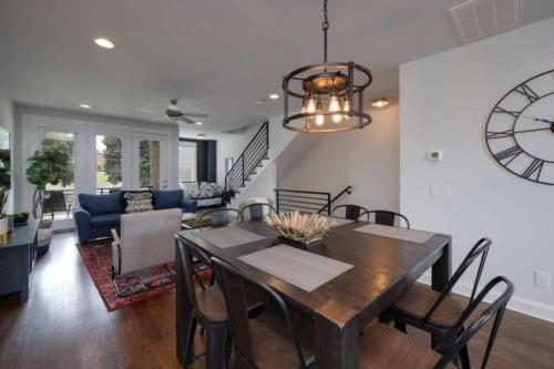 WeHo Nashville Home, Geodis Park, Private Movie Theater! 10min to Broadway! Sleeps 10! in Nashville, USA