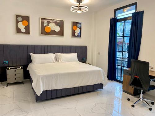Junior Suite with Balcony image 5