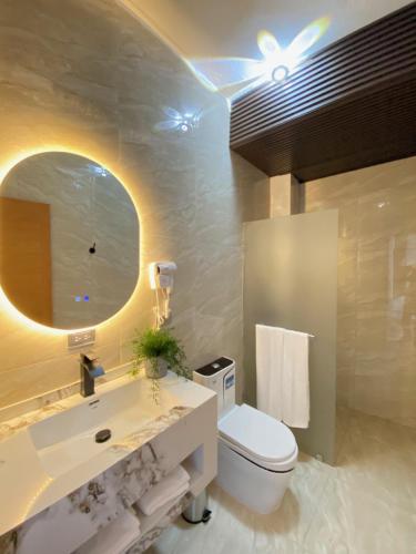 Junior Suite with Balcony image 2