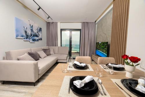 Nova Luxury Home, Wlora