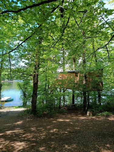 Les cabanes au bord du lac - Camping - Saint-Gérons