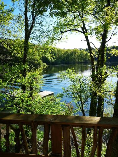 Skats, Les cabanes au bord du lac in Laroquebrou