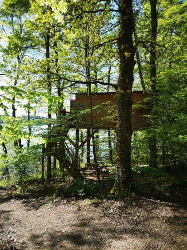 Apkārtne, Les cabanes au bord du lac in Laroquebrou