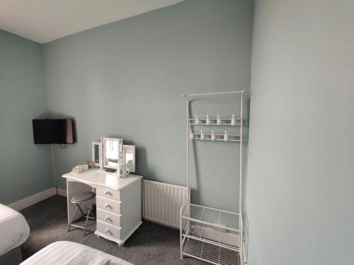 Twin Room image 4