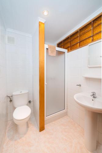 Apartamentos Strelitzias Located in Costa Melonares, Apartamentos Strelitzias is a perfect starting point from which to explore Gran Canaria. The hotel offers guests a range of services and amenities designed to provide comfo