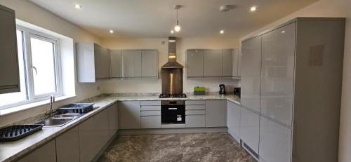 keuken, Citrine Suite - Sleeps 8 with Parking in Tunstall