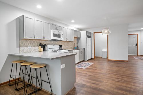 Modern 2BR Near Indiana Dunes, Beaches, Wineries, & downtown Chesterton in Porter, USA