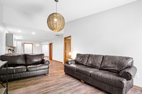 Modern 2BR Near Indiana Dunes, Beaches, Wineries, & downtown Chesterton in Porter, USA