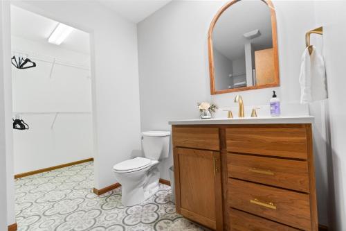 Modern 2BR Near Indiana Dunes, Beaches, Wineries, & downtown Chesterton in Porter, USA