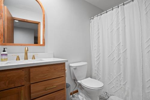 Modern 2BR Near Indiana Dunes, Beaches, Wineries, & downtown Chesterton in Porter, USA