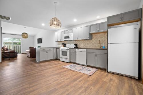 Modern 2BR Near Indiana Dunes, Beaches, Wineries, & downtown Chesterton in Porter, USA