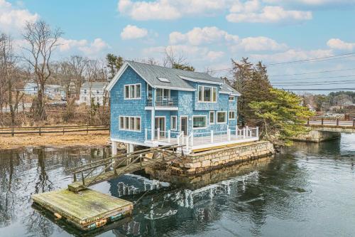 Waterfront Escape - The Views! in Gloucester, USA