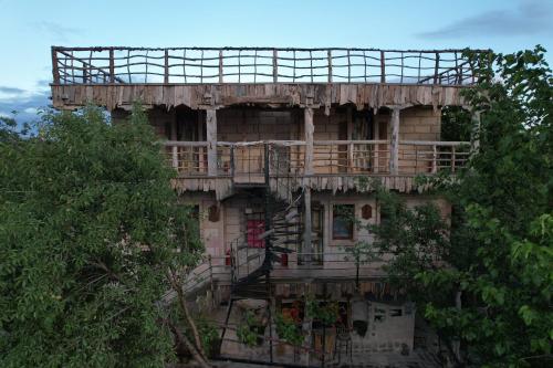 Philosophy Hotel, Учхисар