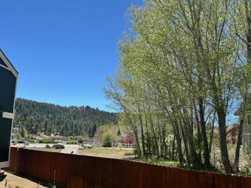 Boulder Bay Chalet Condo - Mountain charm condo with lake view and WIFI!