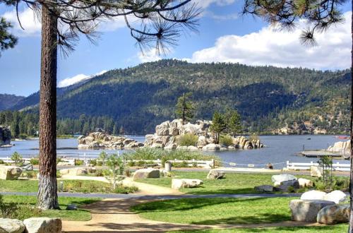 Boulder Bay Chalet Condo - Mountain charm condo with lake view and WIFI!