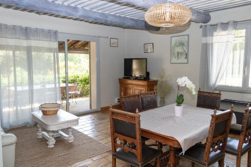 Iekārtas, VILLA PROVENCALE FACE AU LUBERON in Cabrieres-d'Avignon