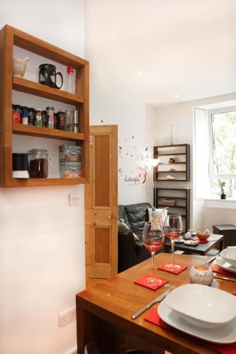 Chic & bright flat near Holyrood Park, Edinburgh (photo 8)