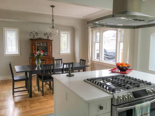 5BR,3BA Family Friendly City Cottage in Vancouver, Canada