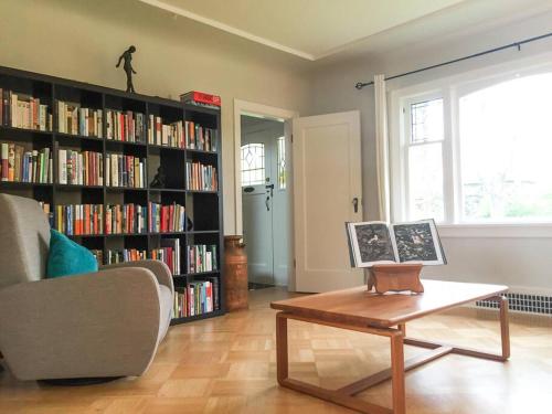 5BR,3BA Family Friendly City Cottage in Vancouver, Canada