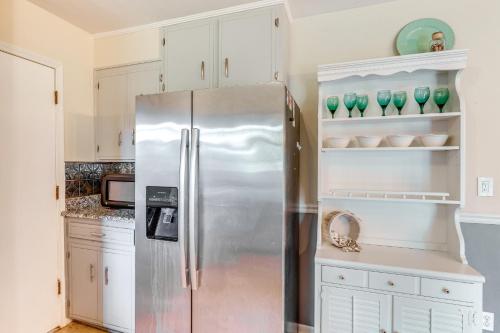 Pace Family Home 1 Mi to Beach and Park! in Avalon (FL)