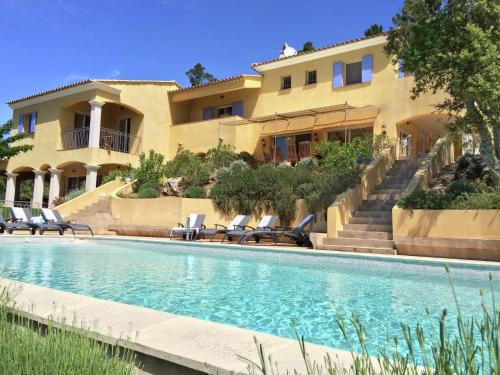 Opulent Villa in Le muy with Swimming Pool