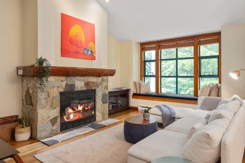 3BR in The Woods, Private Hot Tub, Wood Burning Fireplace, King Ensuite, Private Garage