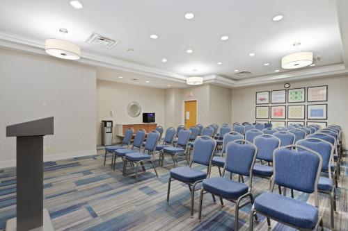 Holiday Inn Express Hauppauge-Long Island, an IHG Hotel