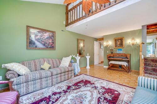 French-Inspired Townhome 9 Mi to Saratoga Springs! in Malta, USA