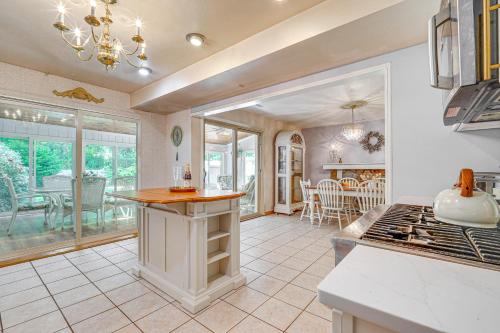 French-Inspired Townhome 9 Mi to Saratoga Springs! in Malta, USA