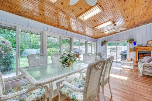 French-Inspired Townhome 9 Mi to Saratoga Springs! in Malta, USA