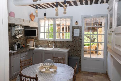 VILLA PROVENCALE FACE AU LUBERON in Cabrieres-d'Avignon