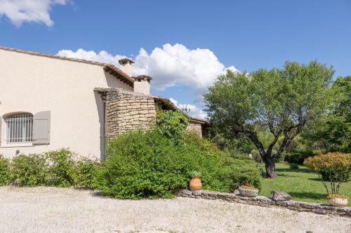 Dārzs, VILLA PROVENCALE FACE AU LUBERON in Cabrieres-d'Avignon