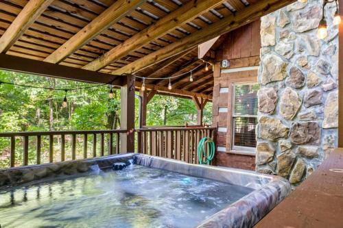 Luxury Cabin-Amazing Location-Arcade-Firepit-Pool in Gatlinburg, USA