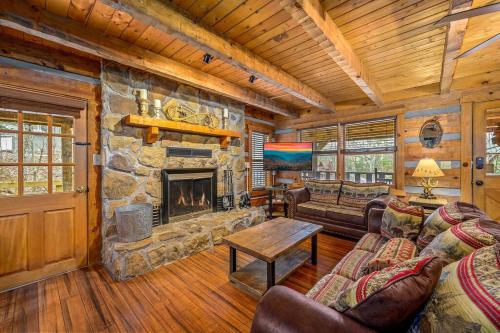 Luxury Cabin-Amazing Location-Arcade-Firepit-Pool in Gatlinburg, USA