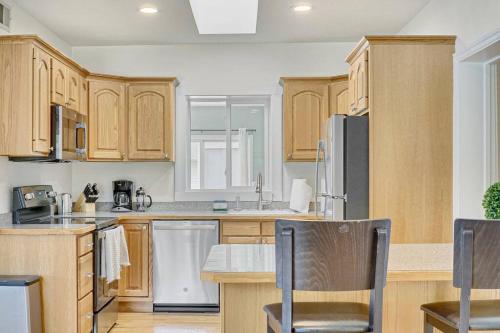 Lake Home with Scenic View, Private Pier, and Hot Tub in Antioch (TN)